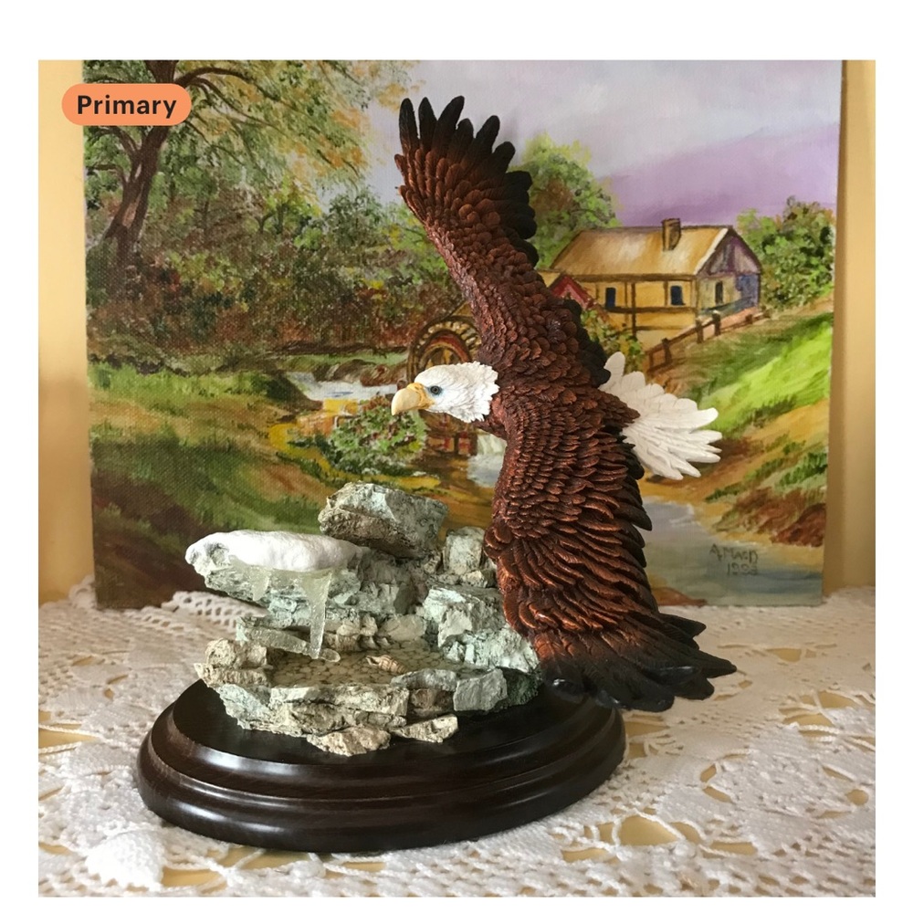 Majestic Eagle Sculpture in Rich Brown and White Made in England VG